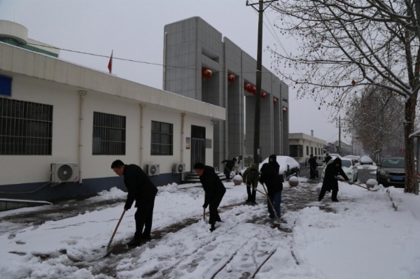 马年降瑞雪 除雪护民安              南乐县…